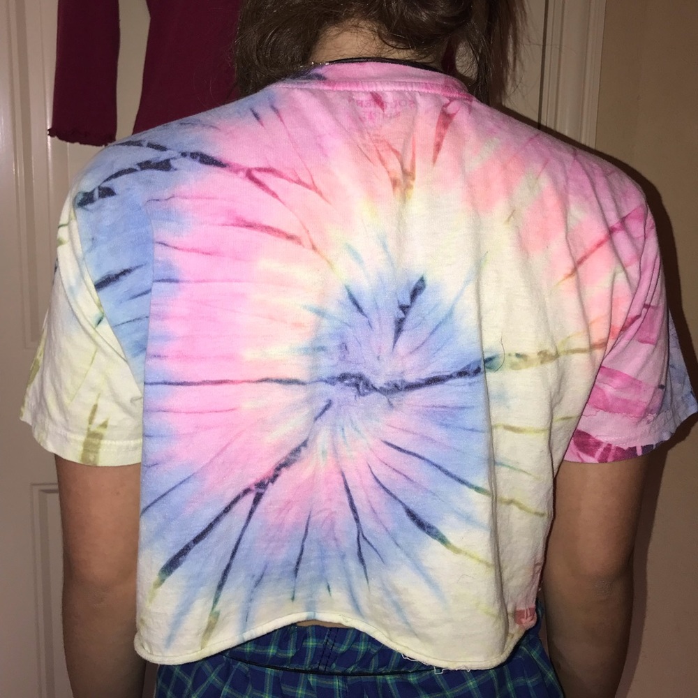 <Bundle 3/$12> Southern spirit tie-dye crop shirt sz L - Picture 2 of 3